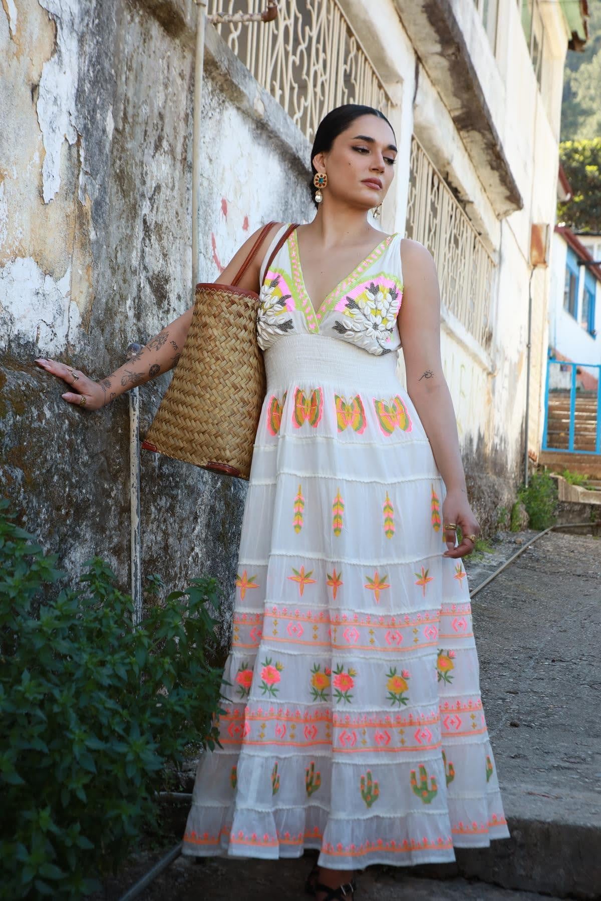 Ekru Pul ve Deniz Kabuklu Nakışlı Otantik Elbise