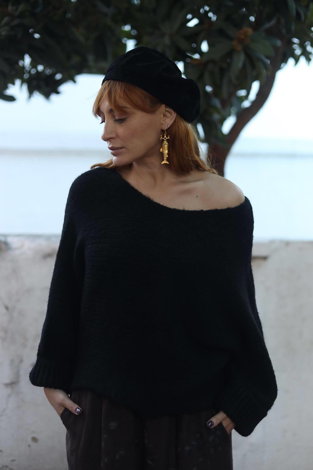 Siyah Kolları Katlamalı Önü Kısa Kazak