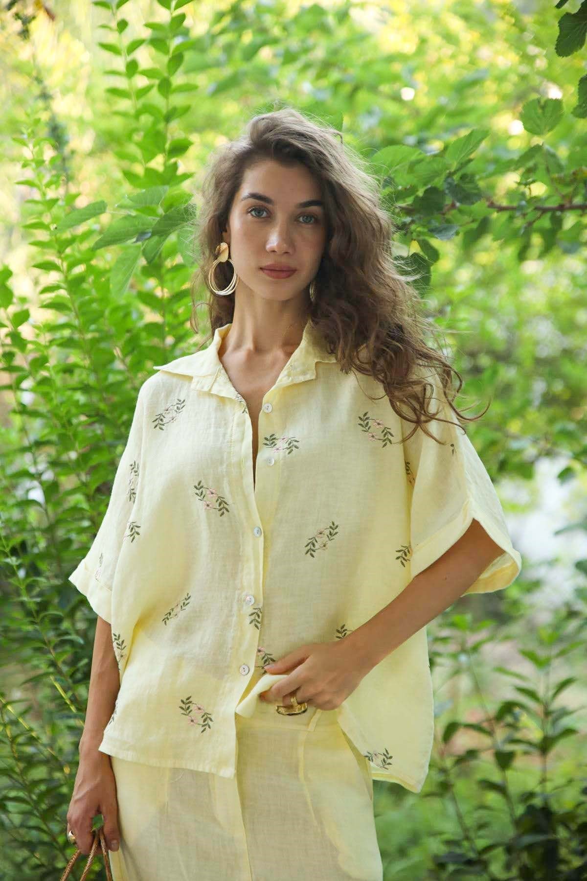 Butter Yellow Çiçek Nakışlı Keten Gömlek