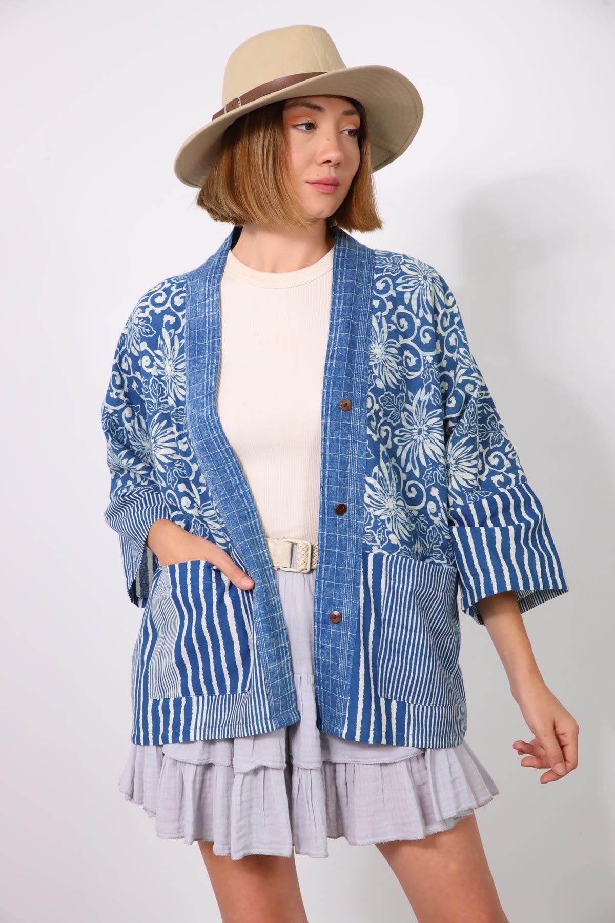 Mavi Parça Detaylı Otantik Desenli Düğmeli Ceket - Şaman Butik Mavi Parça Detaylı Otantik Desenli Düğmeli Ceket