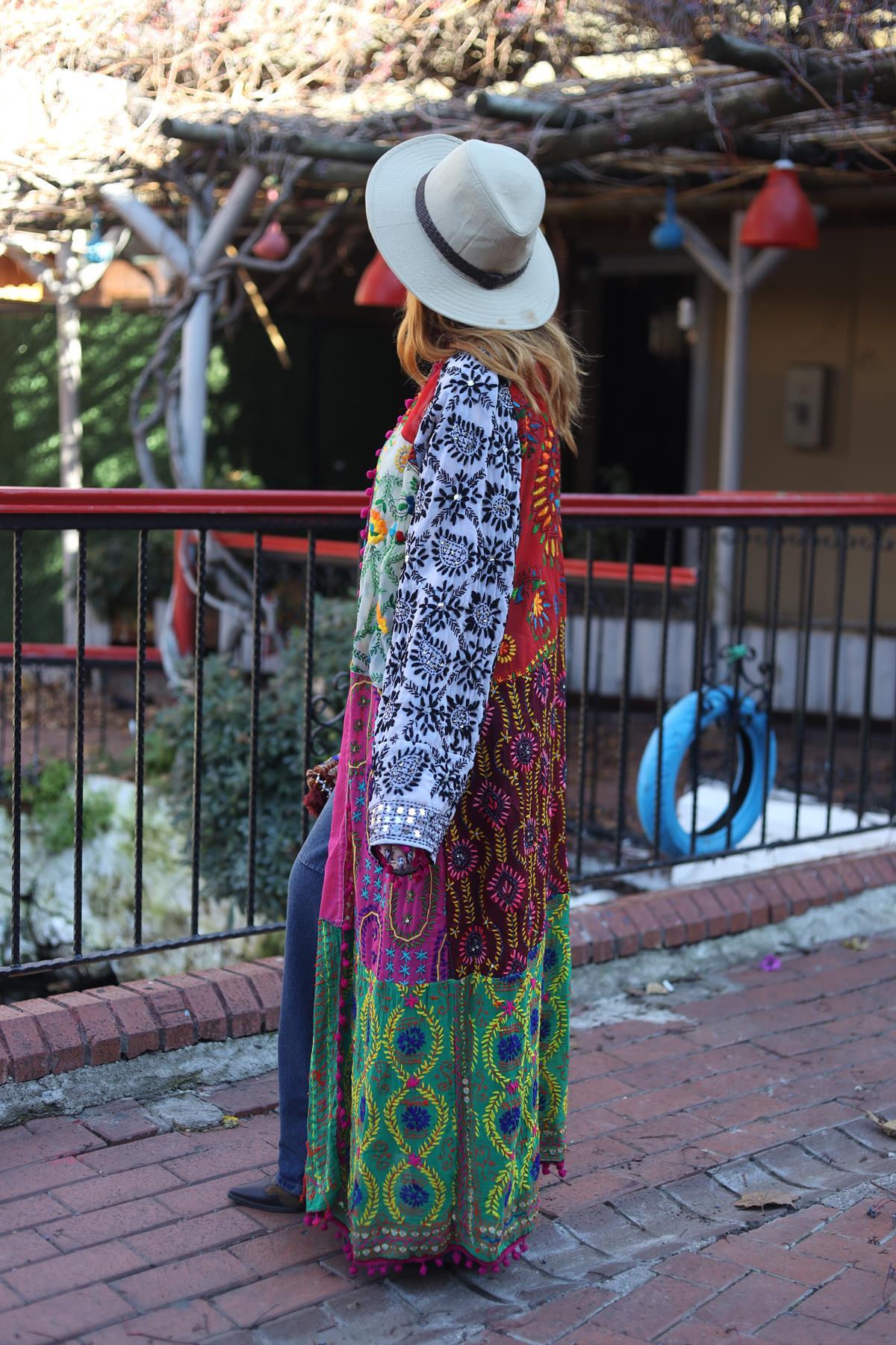 Renkli Pul İşlemeli Kenarları Ponponlu Bohem Kaftan