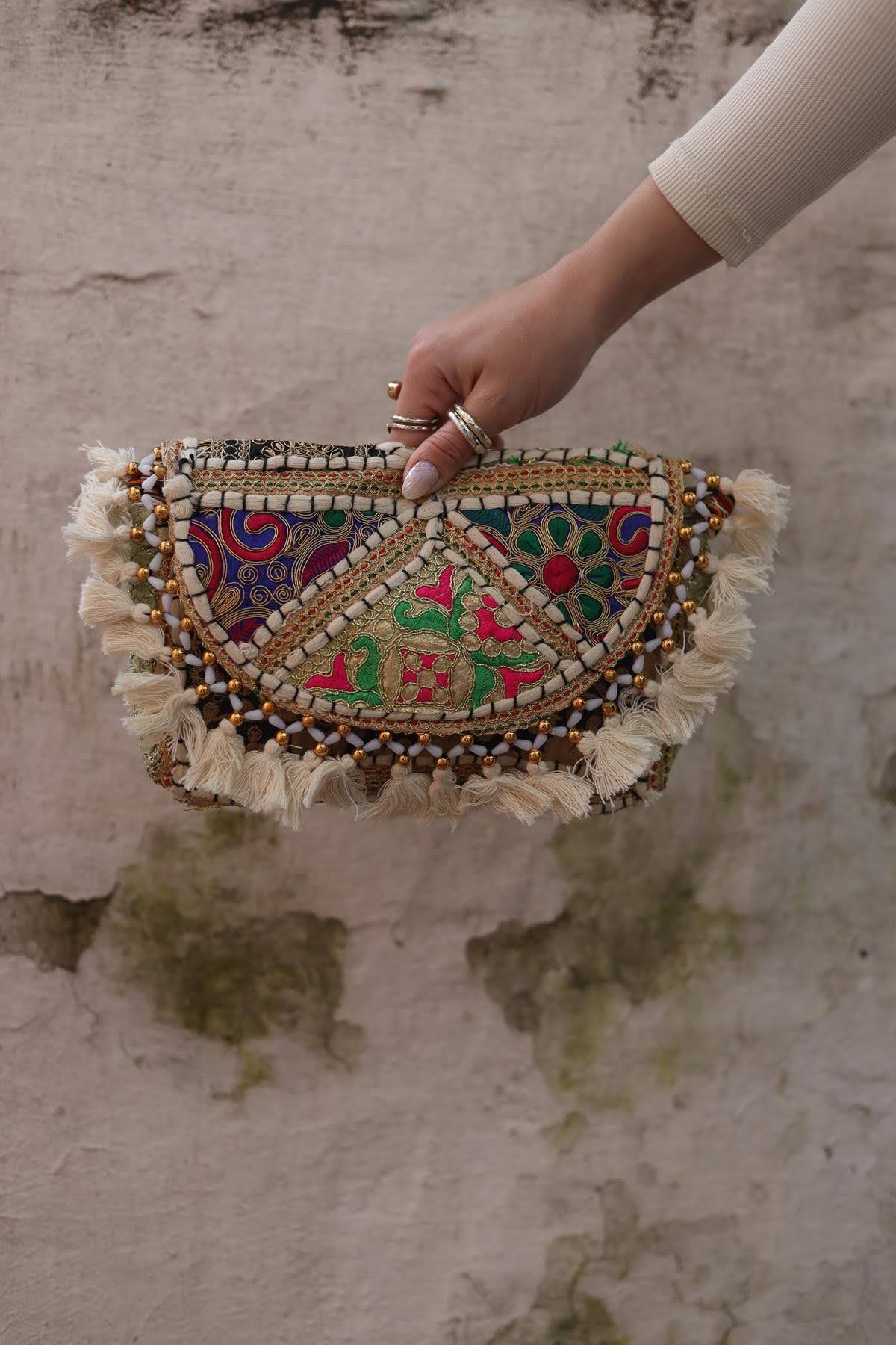 Ekru Boncuk İşlemeli Zarf Çanta