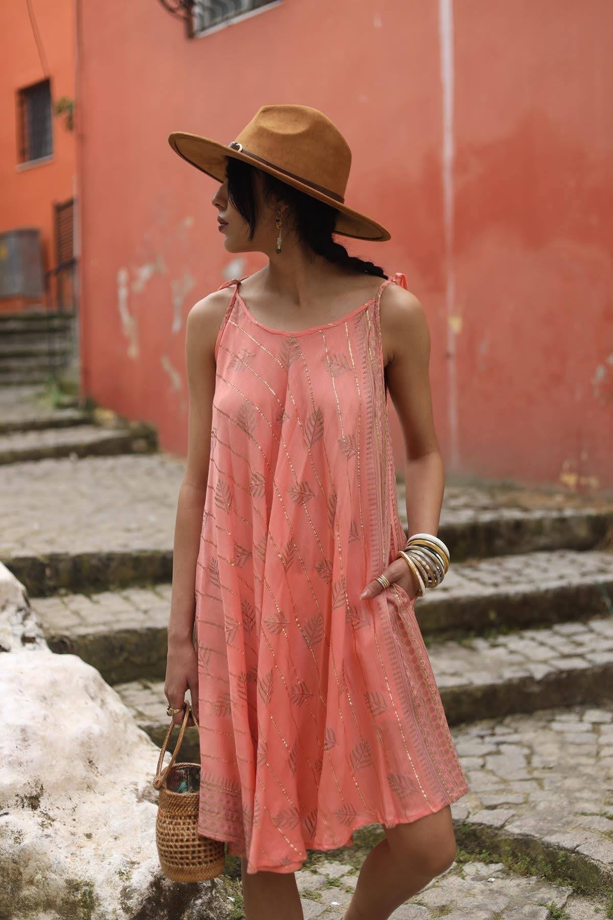 Pembe Gold Çizgili Askılı Kısa Elbise