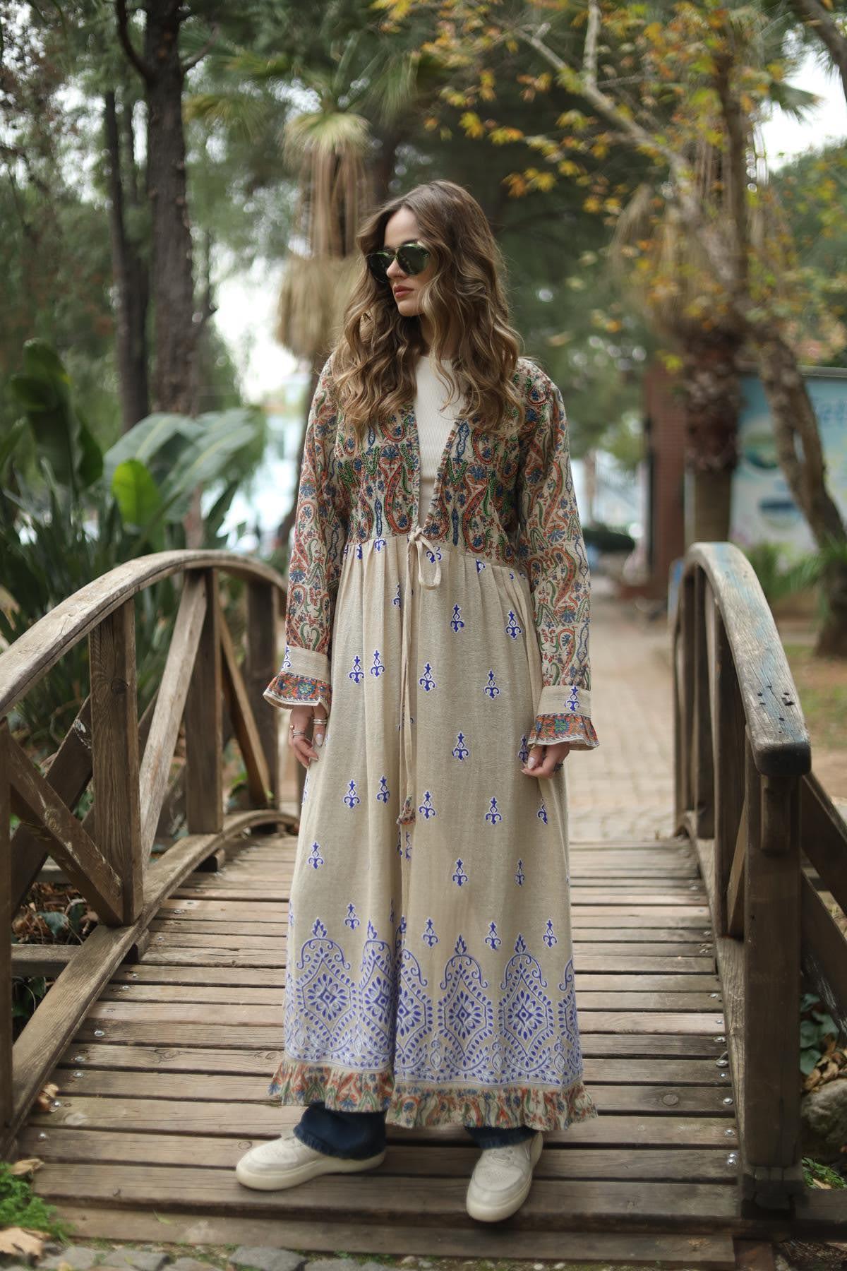 Bej Volanlı Otantik Desenli Dokuma Kaftan