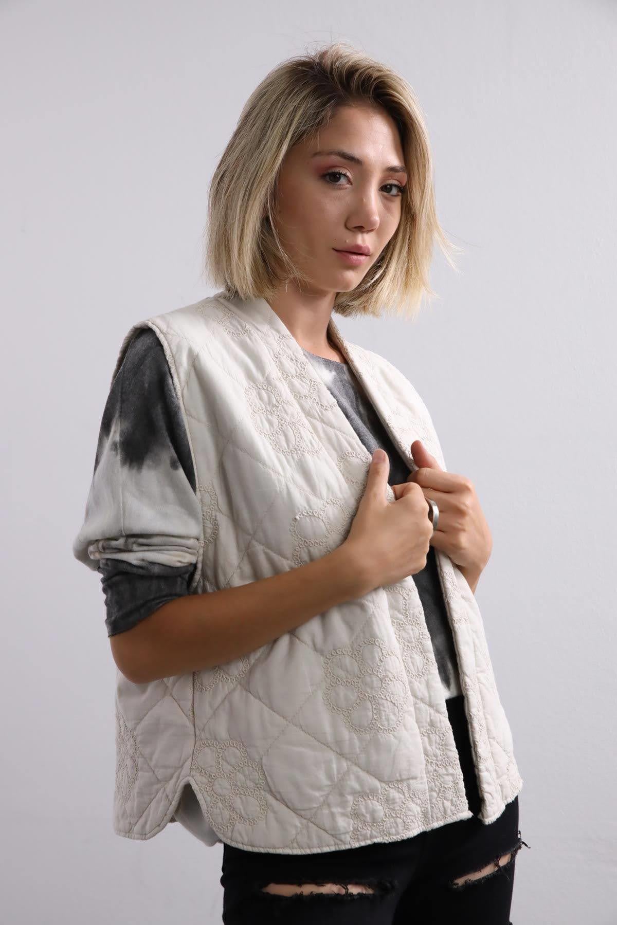 Krem Çiçek Desen Kabartmalı Yelek - Şaman Butik Krem Çiçek Desen Kabartmalı Yelek