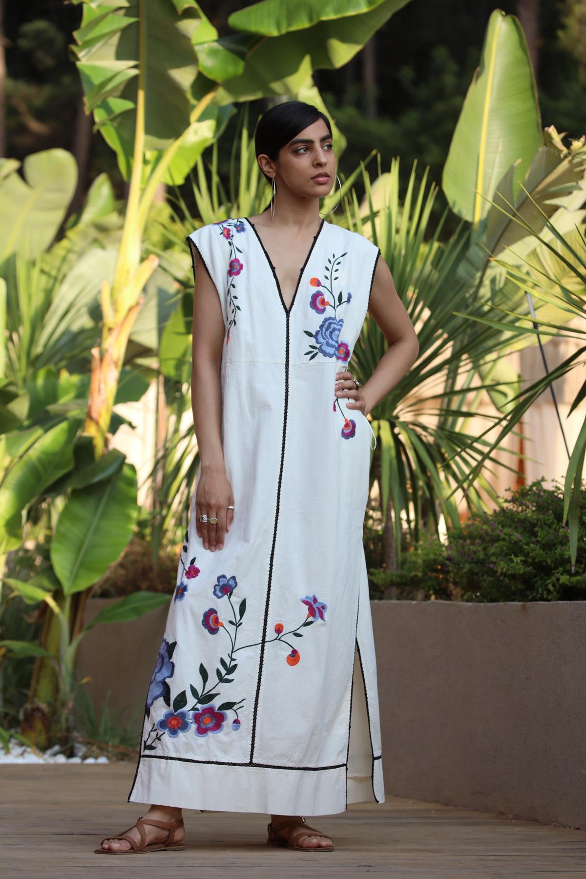 Beyaz V Yaka Yırtmaçlı Otantik Nakışlı Elbise