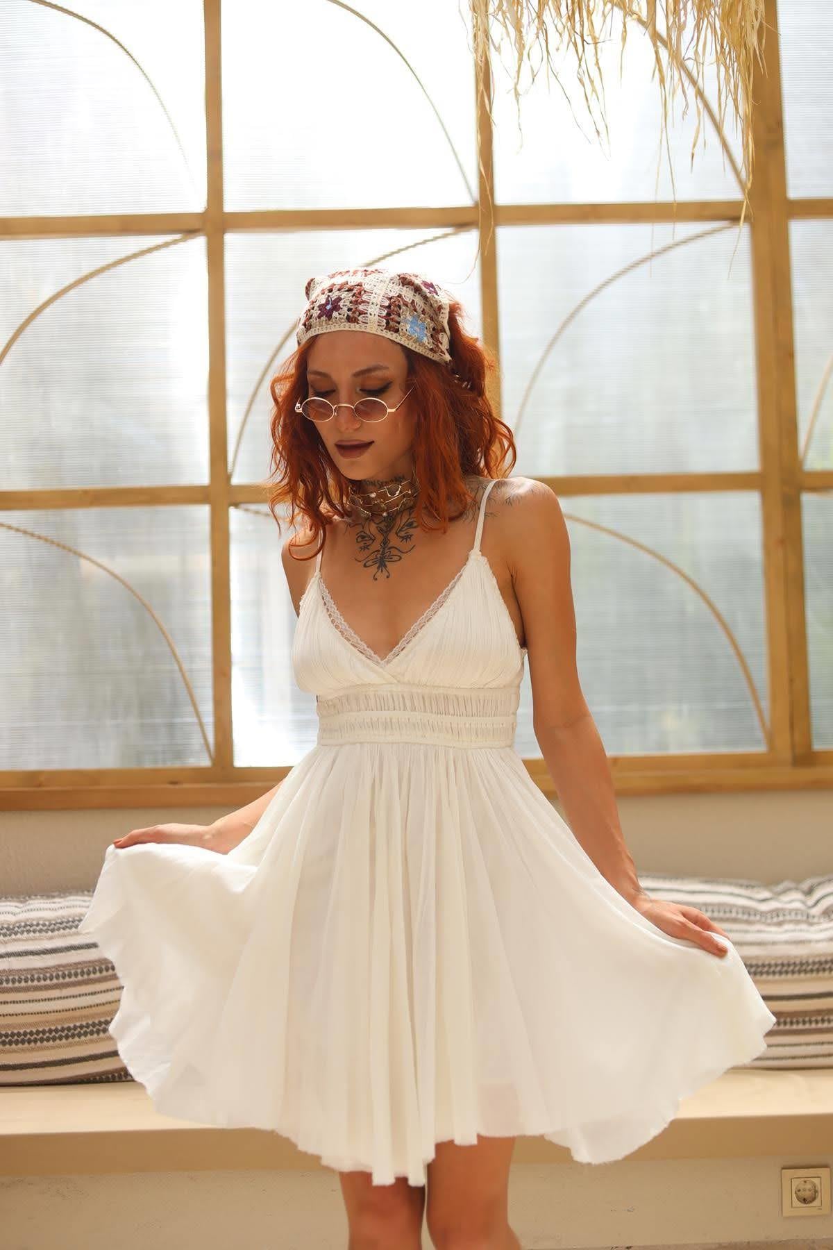 Ekru Dantel Detaylı Gipeli Askılı Mini Elbise