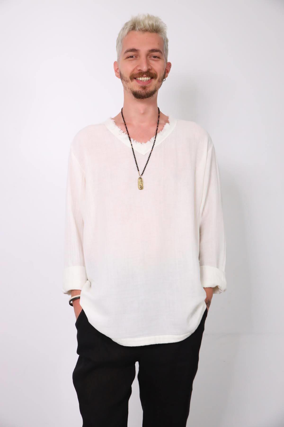  Beyaz Püsküllü V Yaka Uzun Kol Erkek Tişört