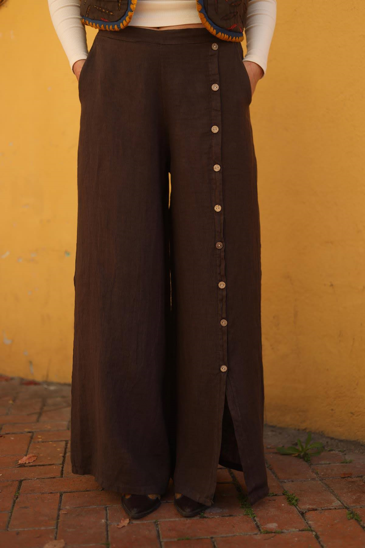 Kahverengi Düğme Detay Yırtmaçlı Keten Pantolon