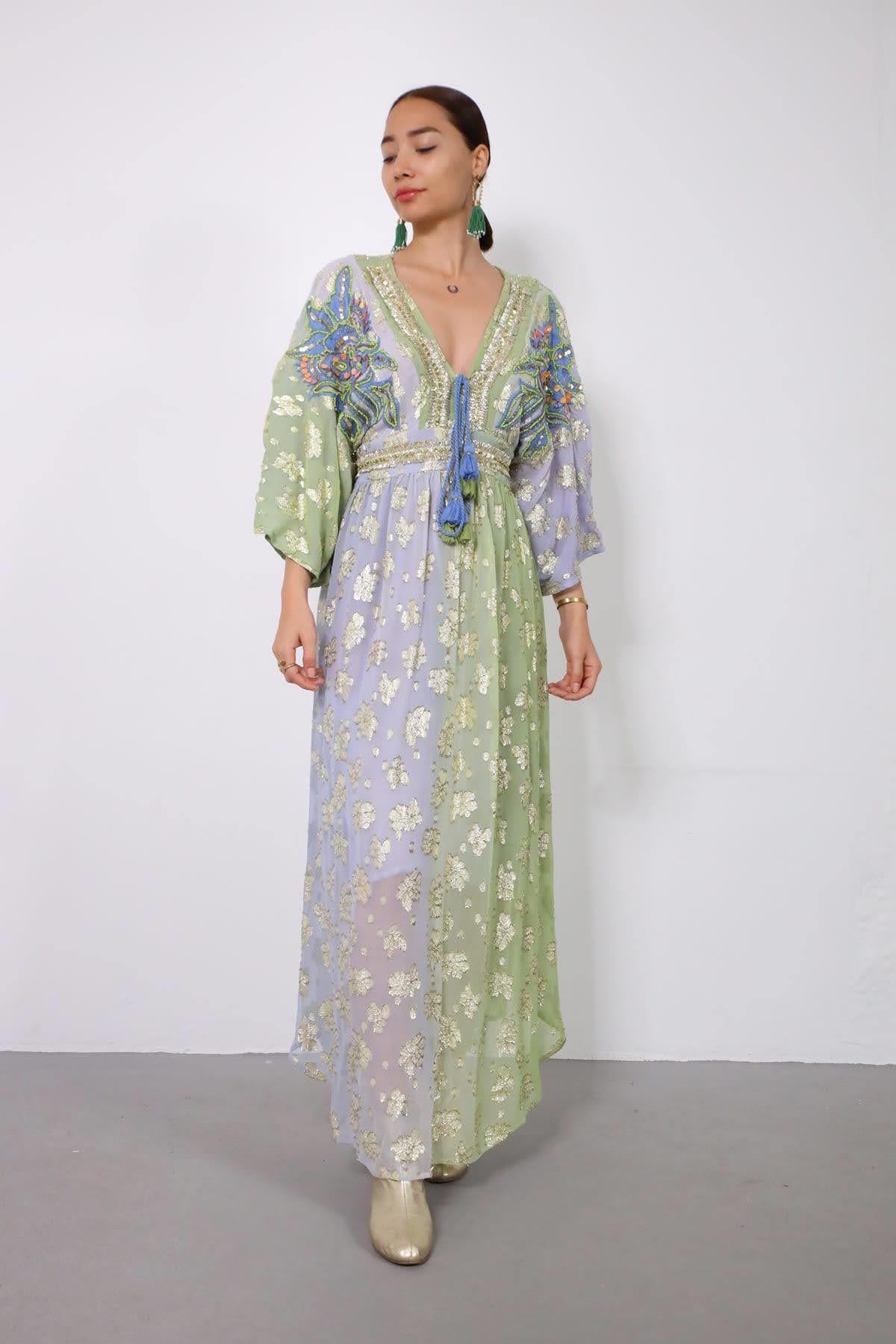 Yeşil Yakası Püsküllü Sim İşlemeli Gradyanlı Elbise - Şaman Butik Yeşil Yakası Püsküllü Sim İşlemeli Gradyanlı Elbise