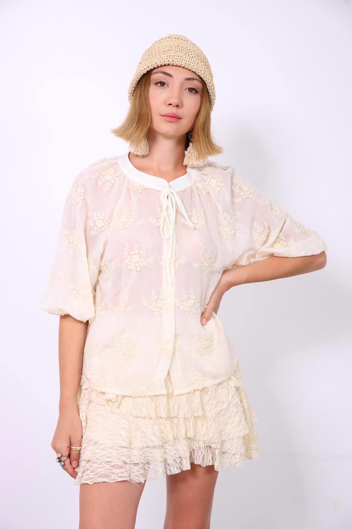 Krem Rengi İpli Hakim Yaka Çiçek Oymalı Gömlek - Şaman Butik Krem Rengi İpli Hakim Yaka Çiçek Oymalı Gömlek