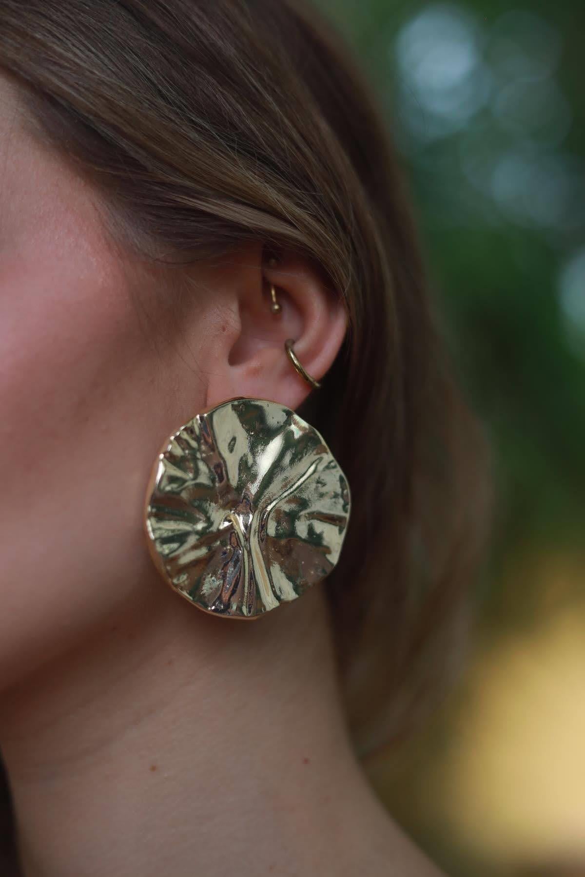 Gold Rengi Asimetrik Dokulu Küpe