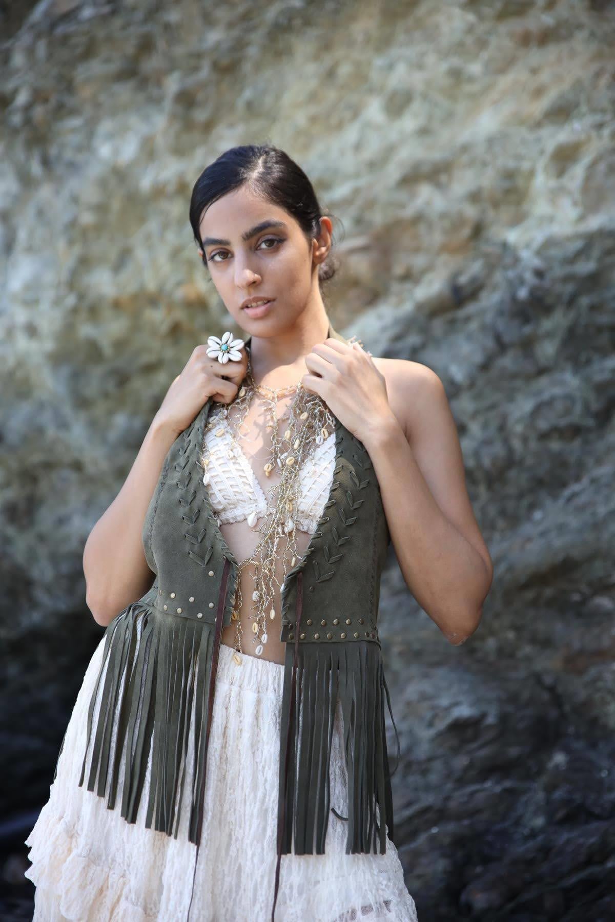 Haki Boyundan Askılı Tasarım Süet Deri Yelek - Şaman Butik Haki Boyundan Askılı Tasarım Süet Deri Yelek