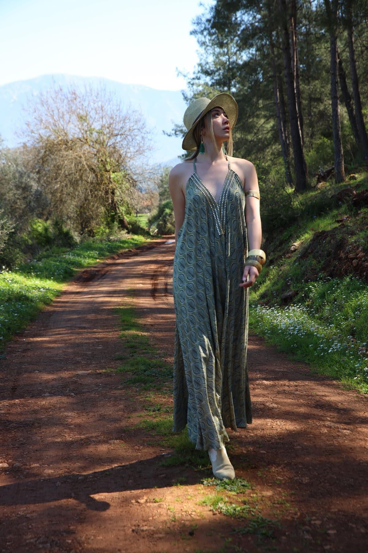 Haki Otantik İşlemeli Ayna Detaylı Askılı İpek Elbise - Şaman Butik Haki Otantik İşlemeli Ayna Detaylı Askılı İpek Elbise