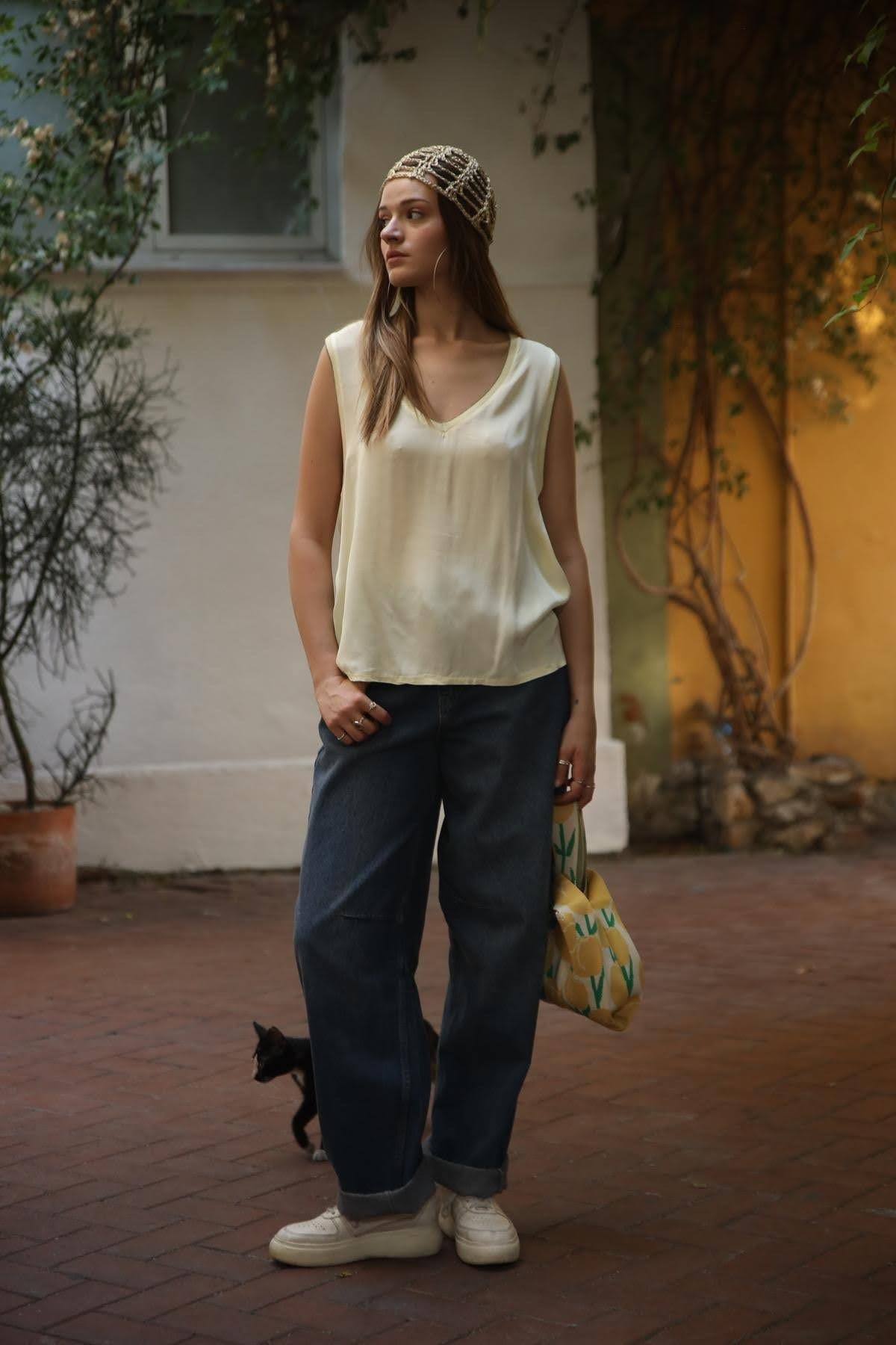 Butter Yellow Sim Detaylı Saten Kolsuz Bluz