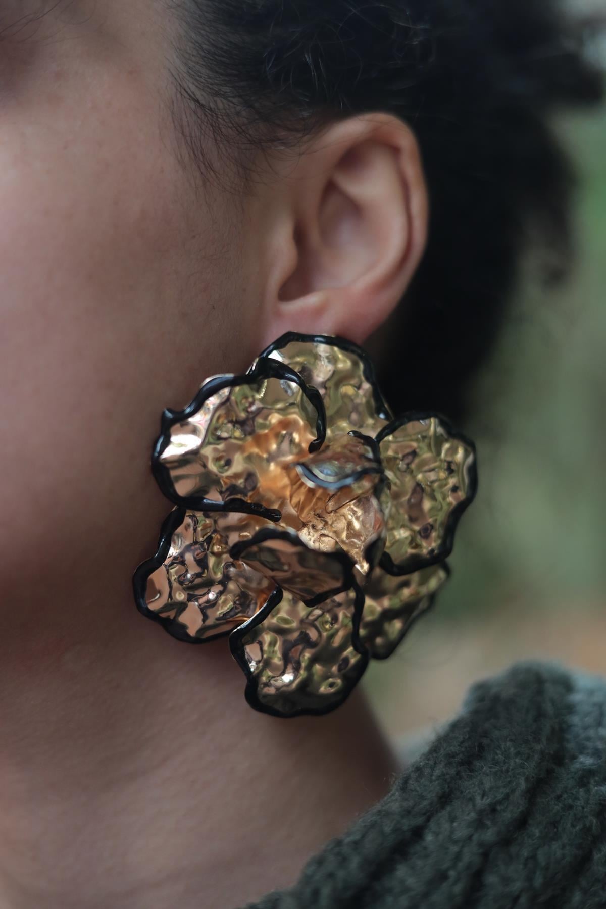 Siyah Şeritli Çiçek Küpe