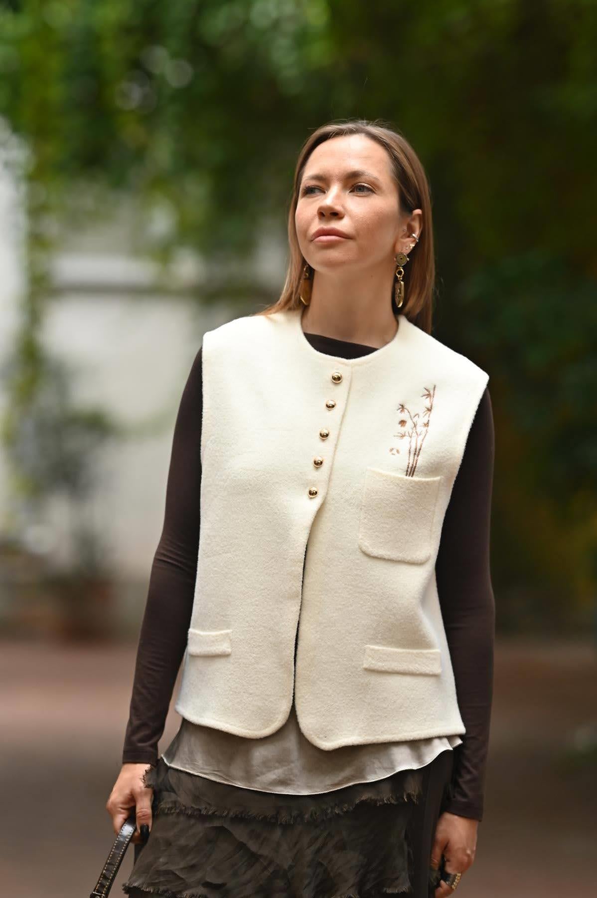 Ekru Yumuşak Doku Nakışlı Yelek