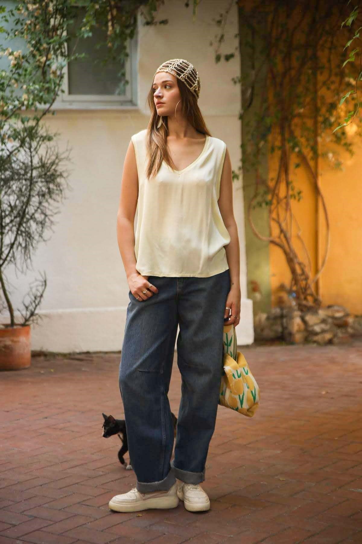 Butter Yellow Sim Detaylı Saten Kolsuz Bluz
