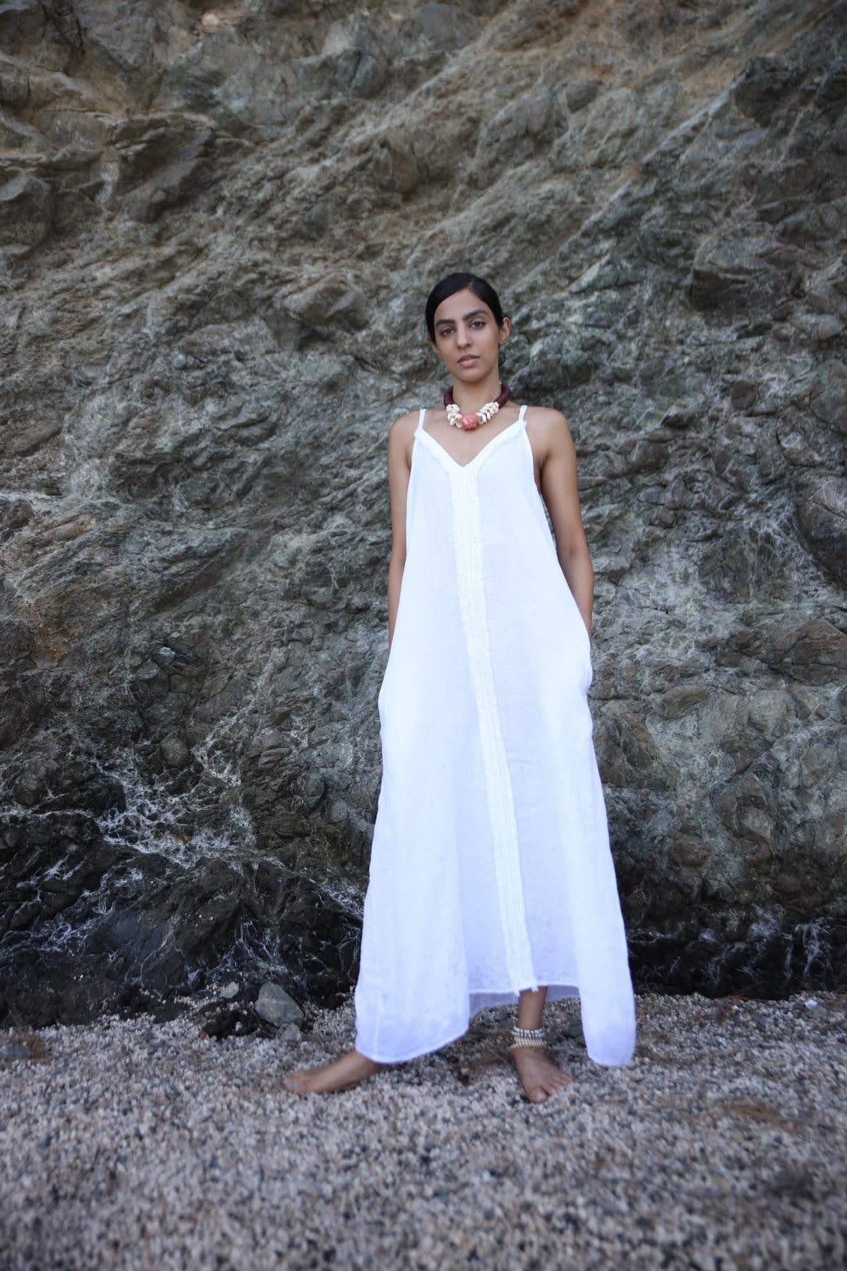  Beyaz Fisto Detaylı Askılı Elbise