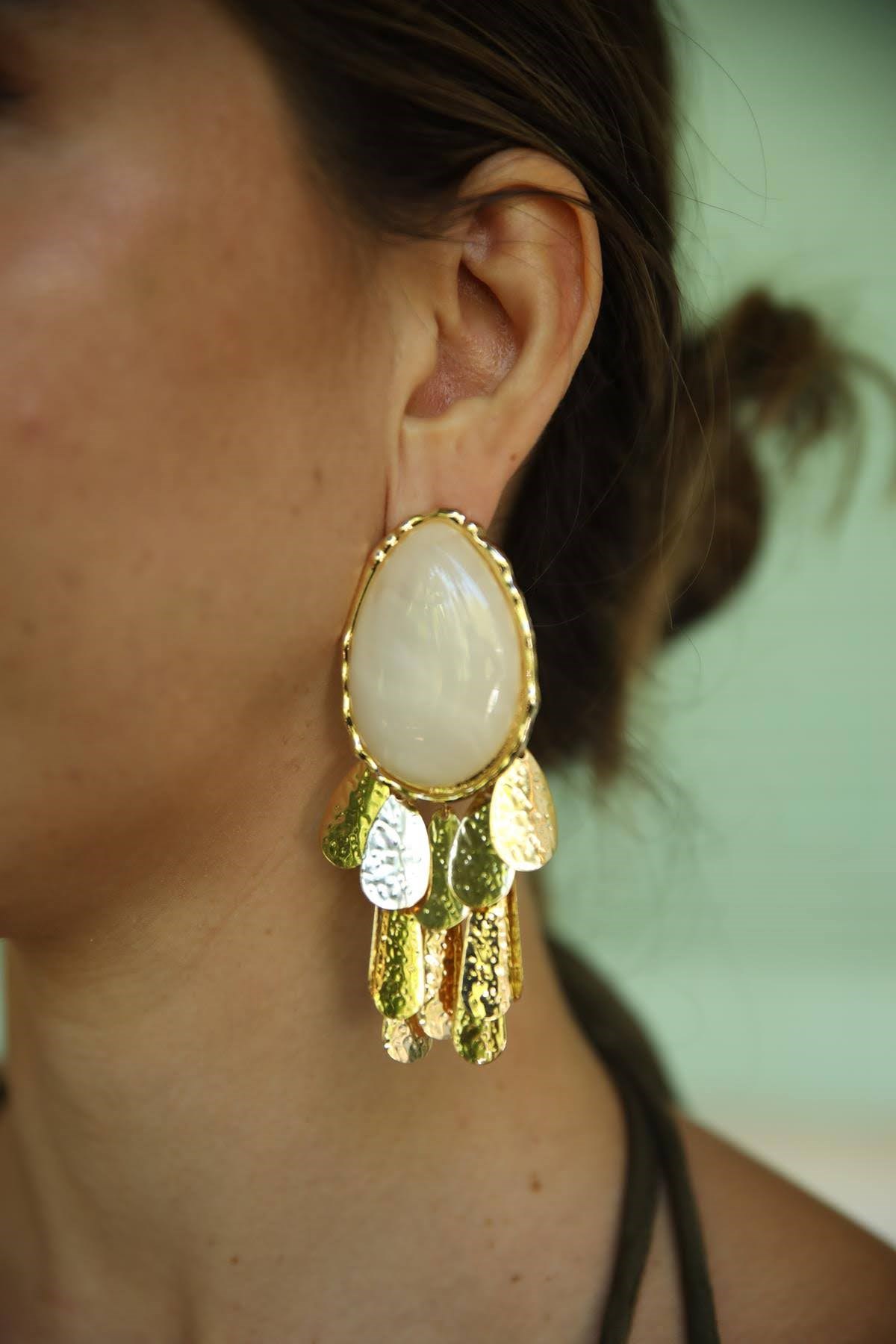 Pul Detaylı Beyaz Küpe