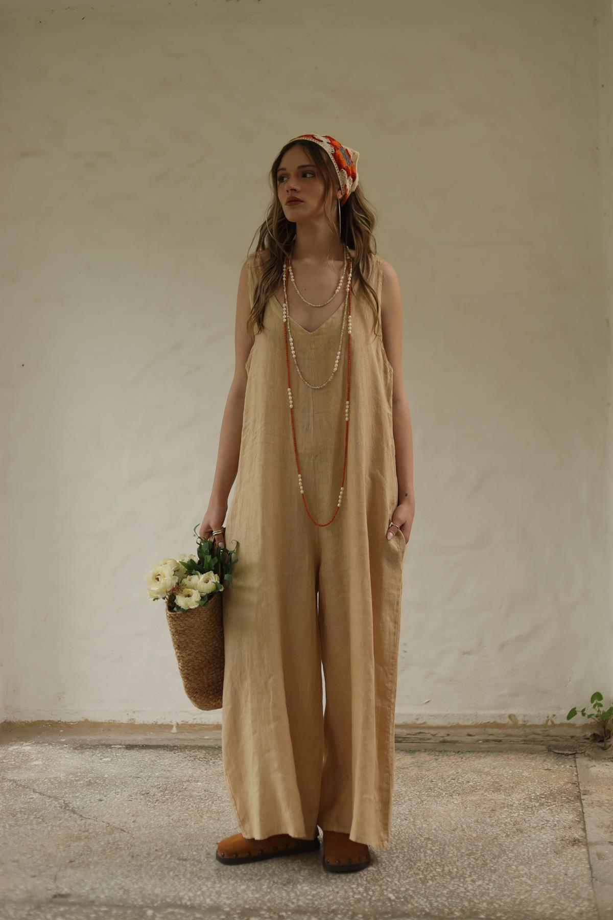 Kum Rengi V Yaka Arkadan Bağlamalı Keten Tulum