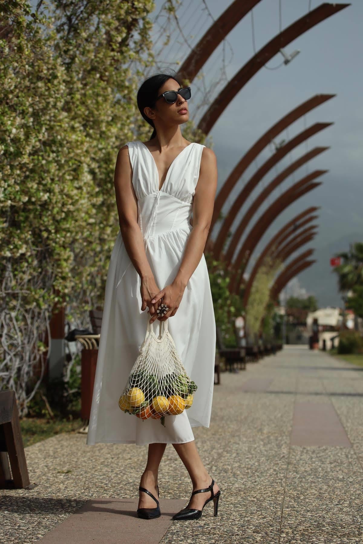 Beyaz Omzu Büzgülü Önü Arkası V Elbise