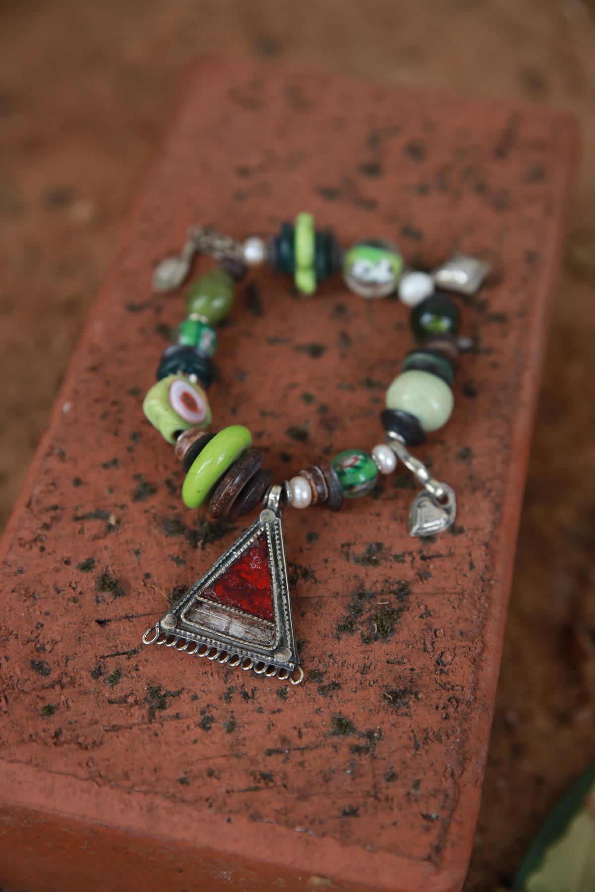 Yeşil Cam Detaylı Sallantılı Bileklik