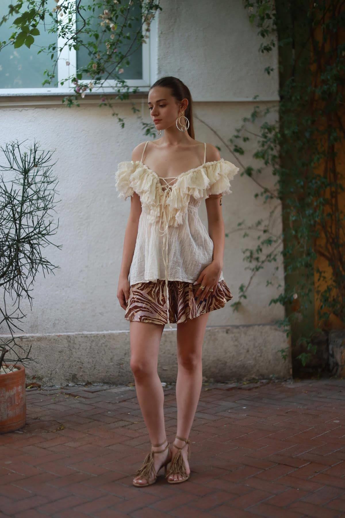 Ekru Yakası Volanlı Brit Detaylı Bluz