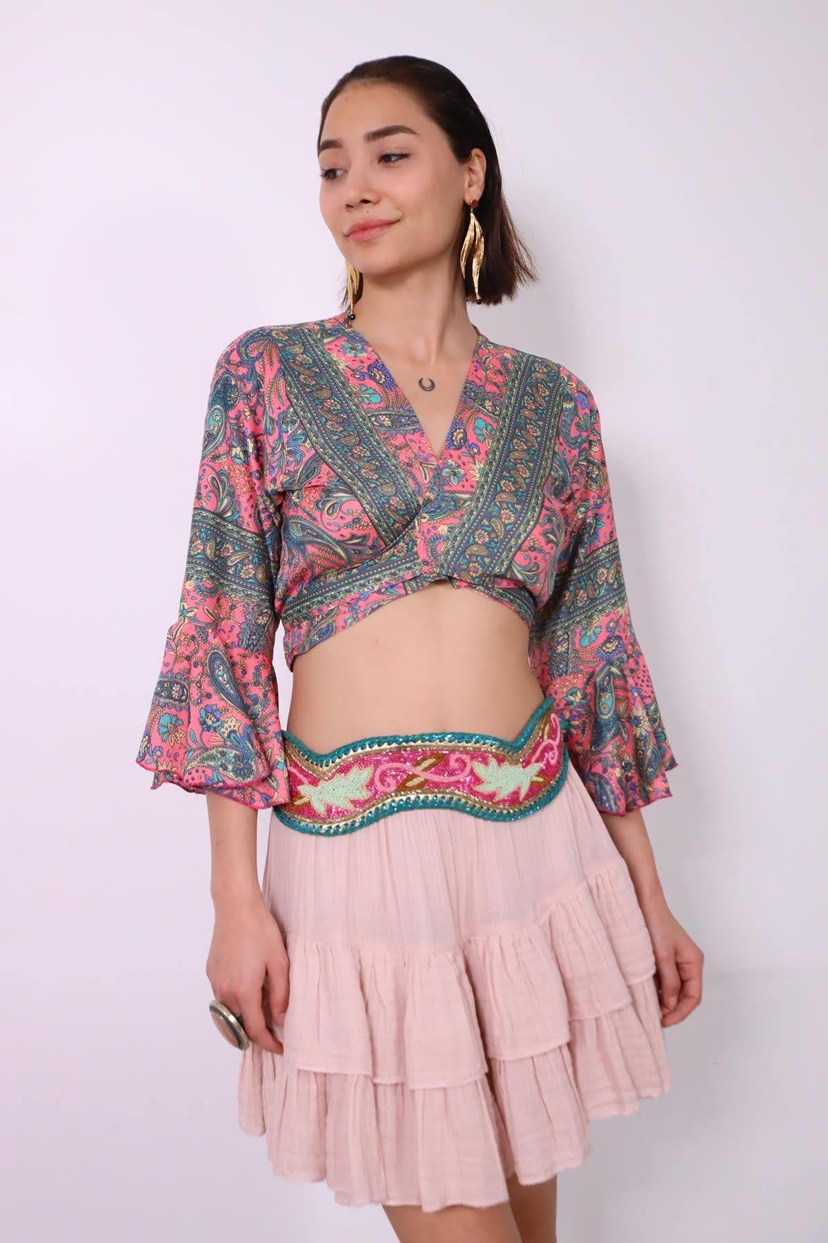Pembe İspanyol Kol Desenli Anvelop Crop Bluz - Şaman Butik Pembe İspanyol Kol Desenli Anvelop Crop Bluz