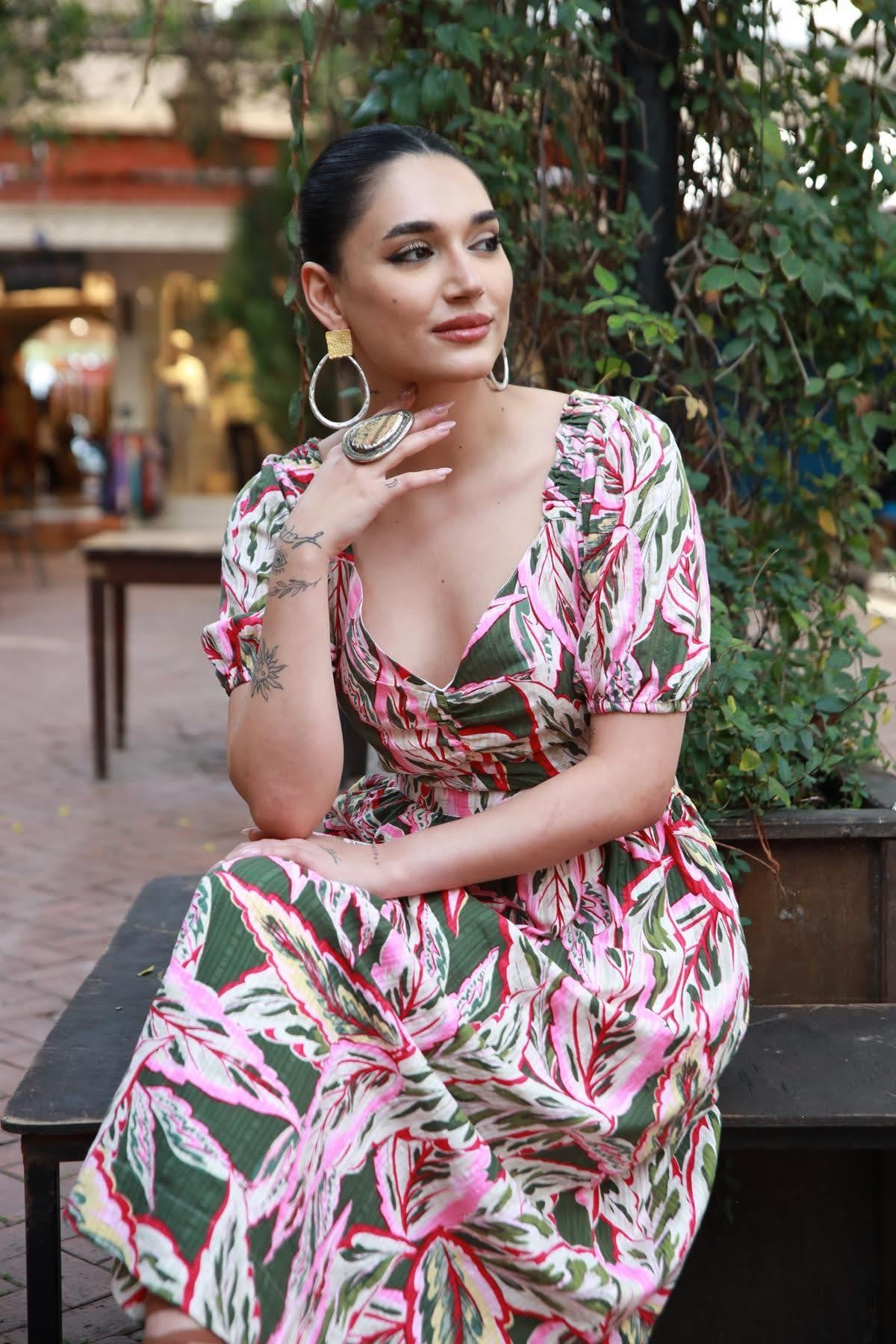 Yeşil Desenli Lastikli V Yaka Sırt Dekolteli Elbise