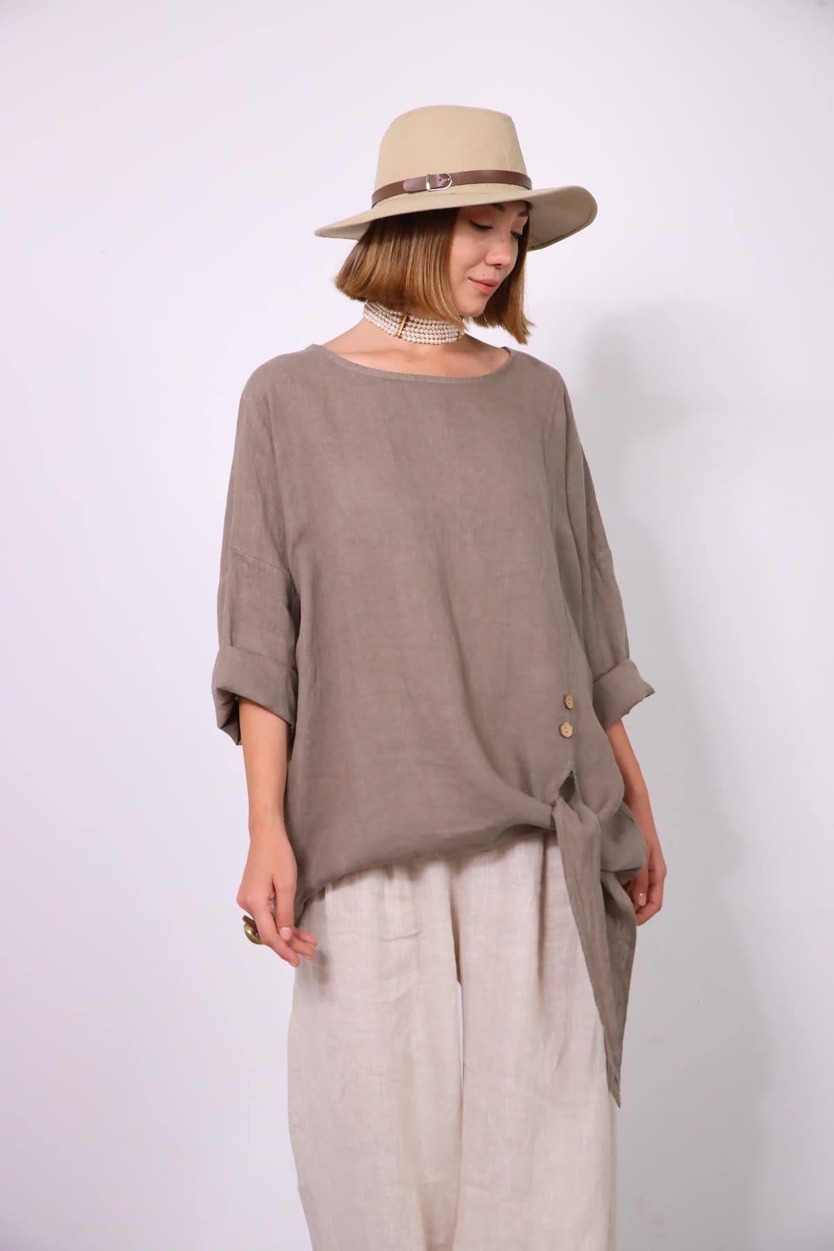 Vizon Rengi Düğme Detaylı Bağlamalı Keten Bluz - Şaman Butik Vizon Rengi Düğme Detaylı Bağlamalı Keten Bluz
