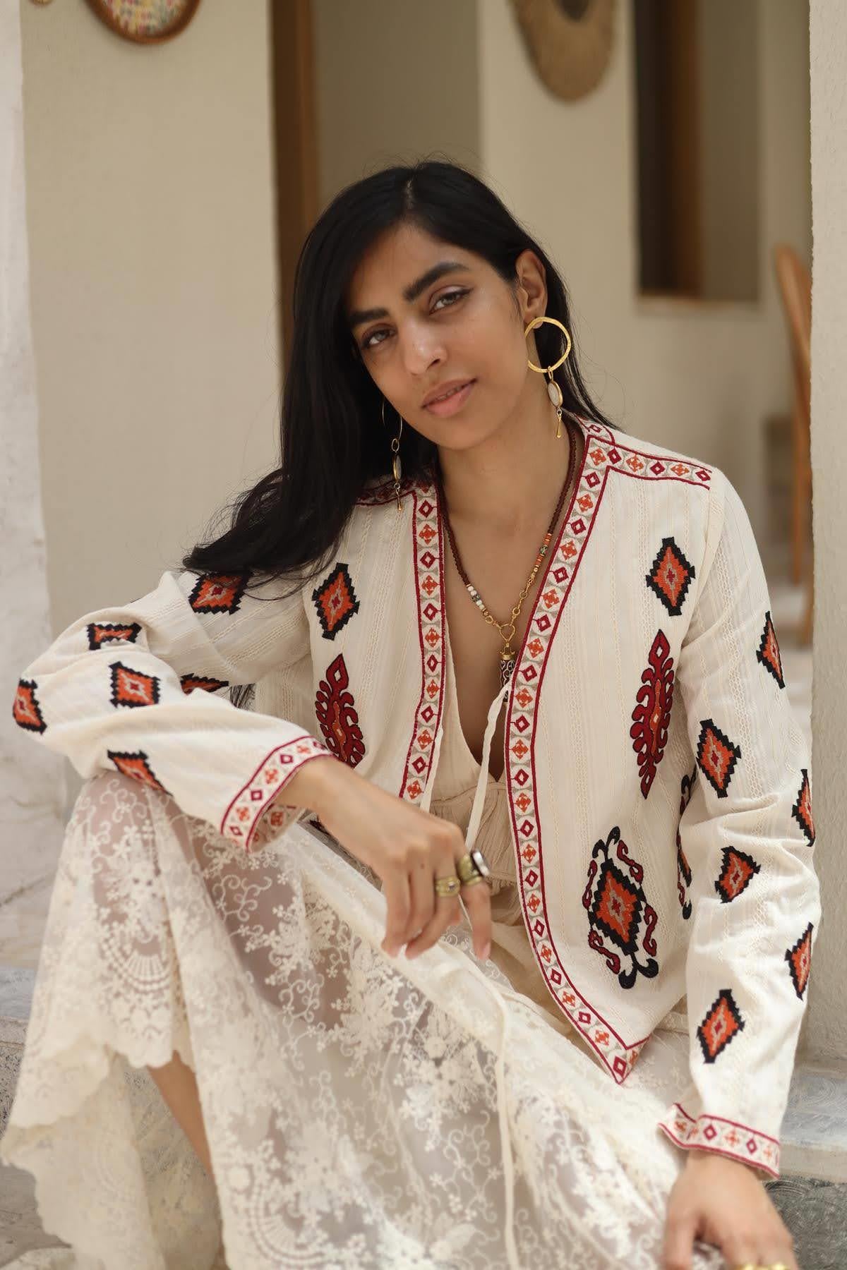 Krem Rengi Nakışlı Önü Bağlamalı Otantik Ceket