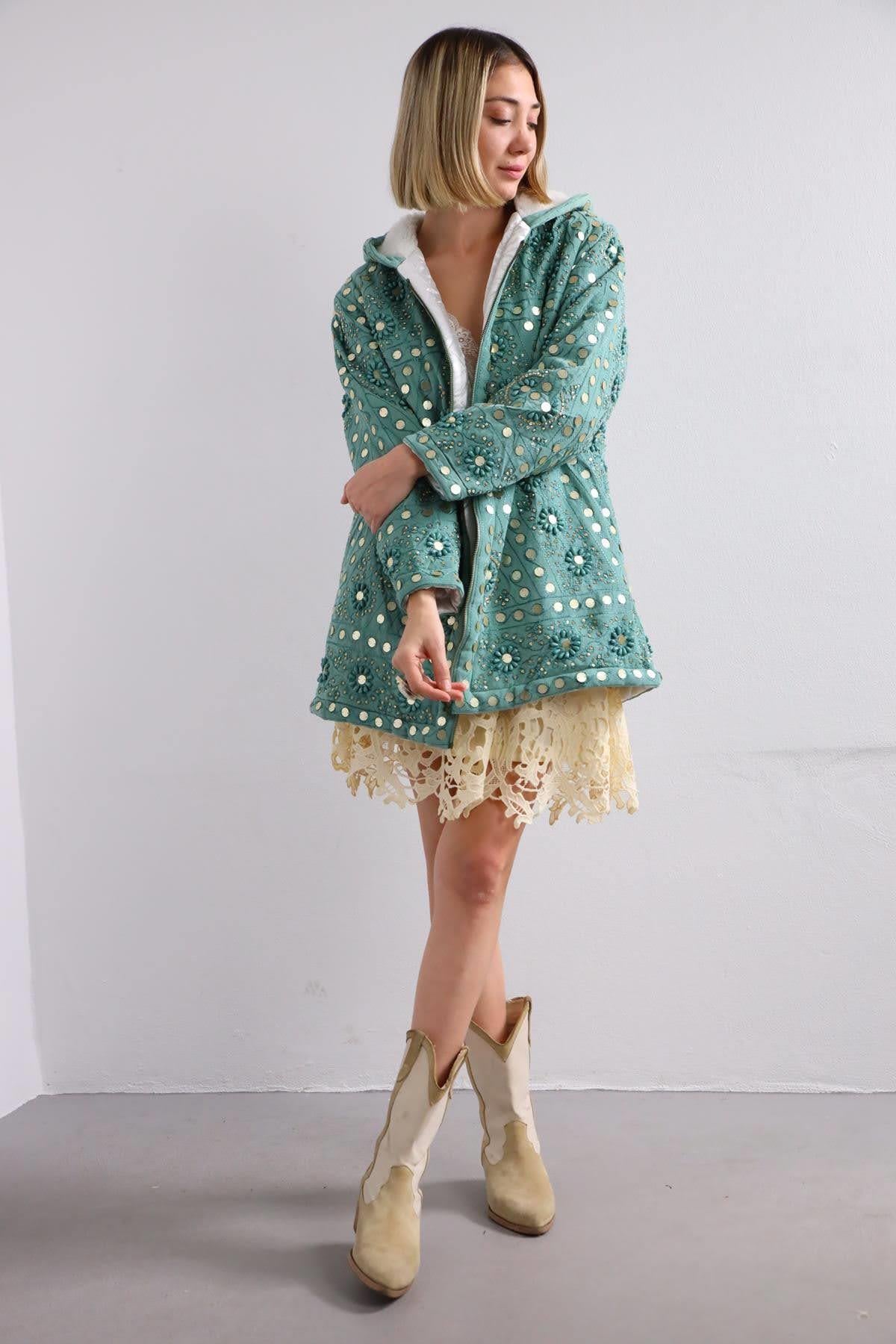 Su Yeşili Pul ve Taş Detaylı Kadife Tasarım Mont - Şaman Butik Su Yeşili Pul ve Taş Detaylı Kadife Tasarım Mont