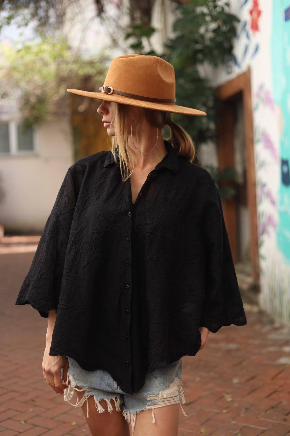 Siyah Eteği Fırfırlı Nakışlı Gömlek