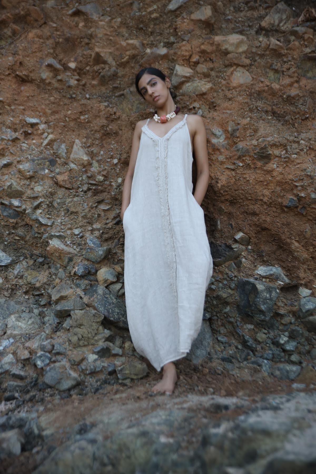  Bej Fisto Detaylı Askılı Elbise