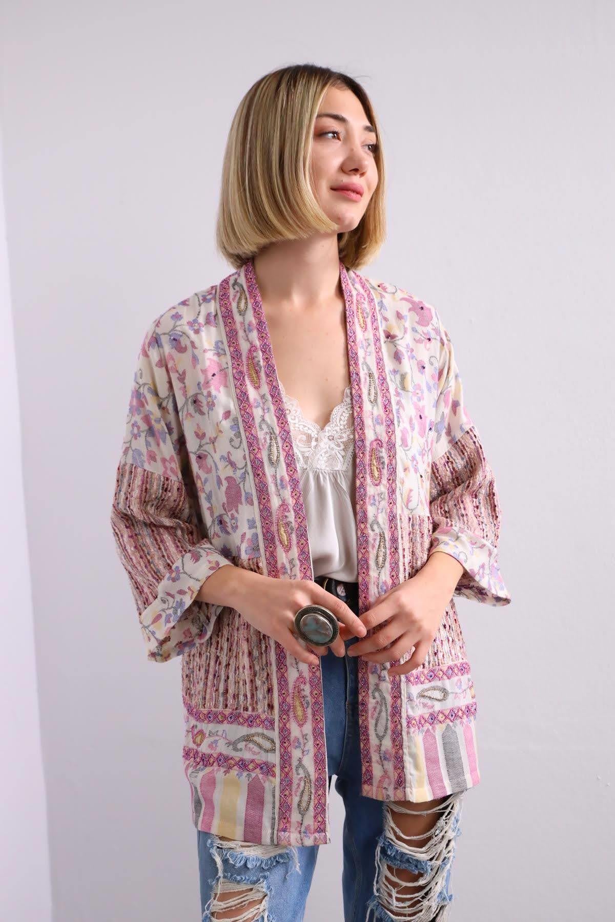 Ekru Çiçek Desenli Boncuk İşlemeli Kısa Kaftan - Şaman Butik Ekru Çiçek Desenli Boncuk İşlemeli Kısa Kaftan