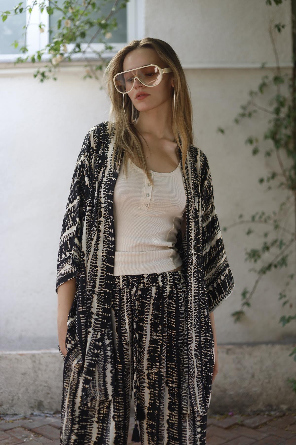 Siyah Desenli Kısa Kaftan