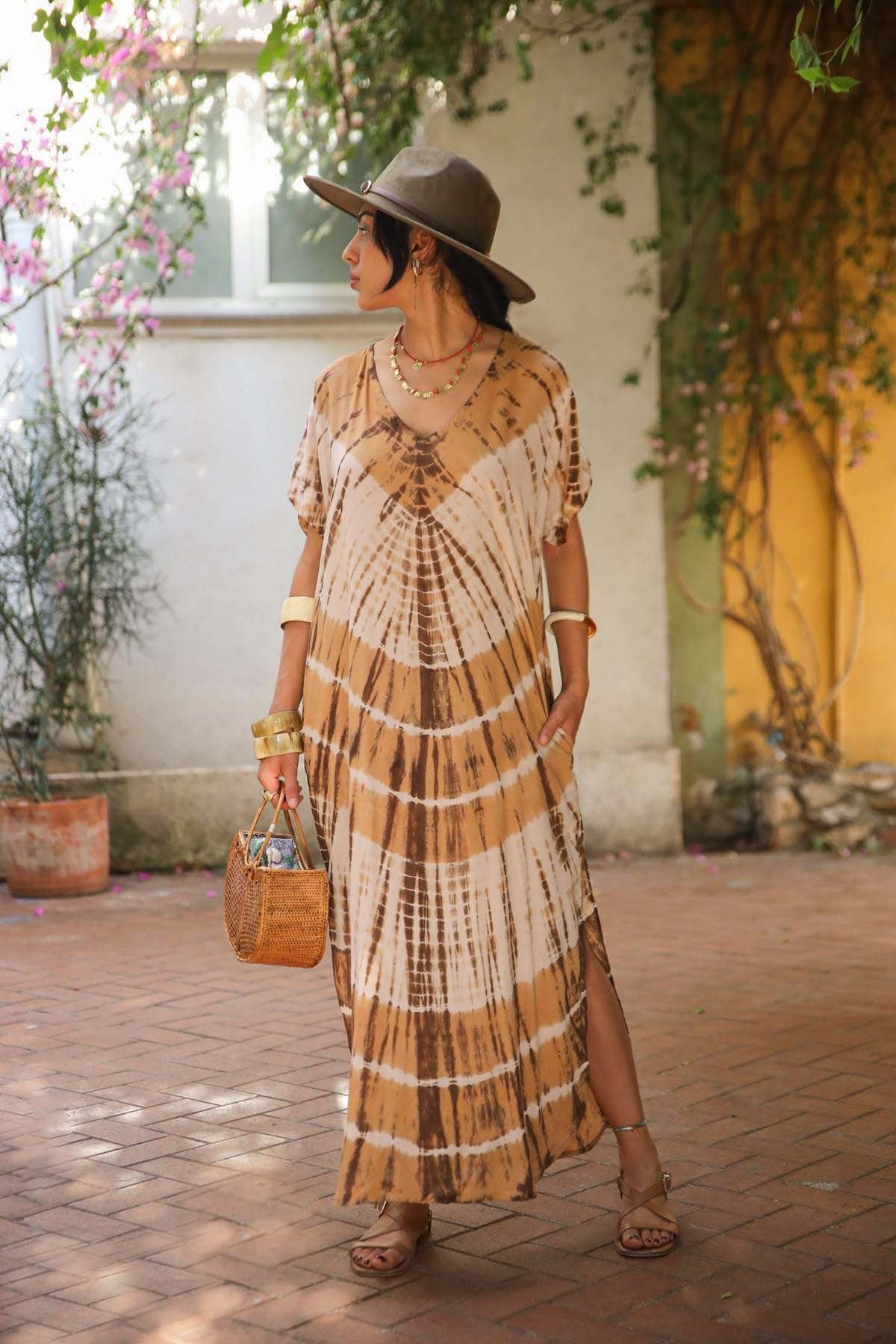 Camel Rengi Batikli V Yaka Elbise