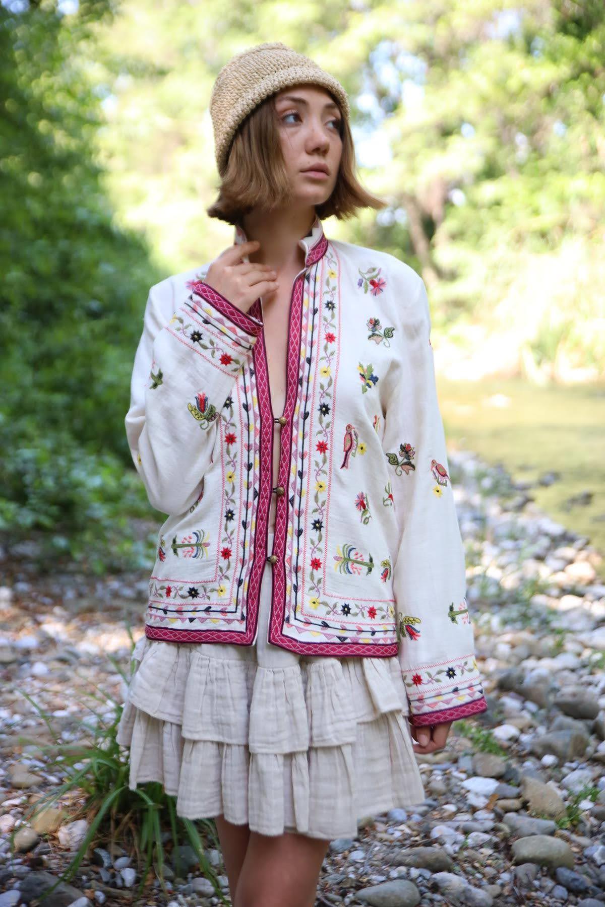 Krem Rengi Figürlü İşlemeli Düğme Detaylı Ceket - Şaman Butik Krem Rengi Figürlü İşlemeli Düğme Detaylı Ceket