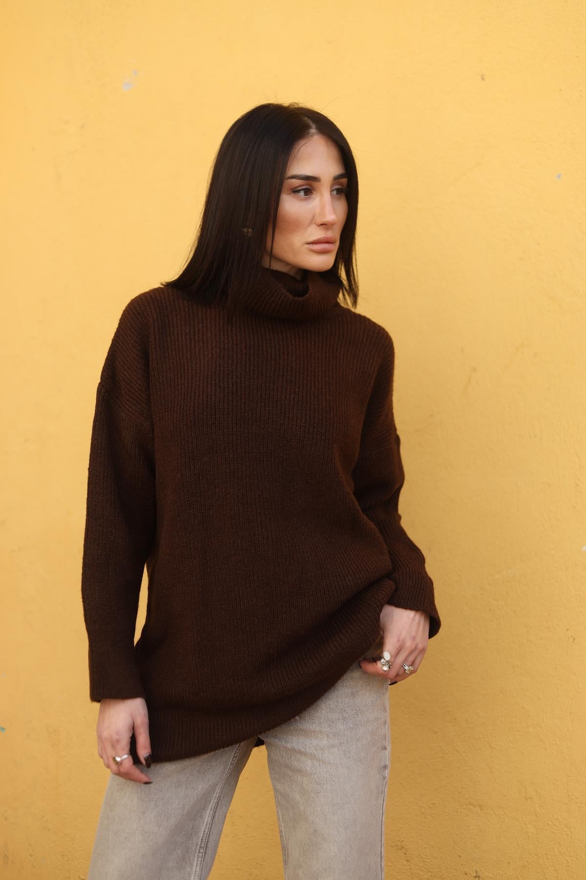 Koyu Kahverengi Boğazlı Uzun Triko Kazak