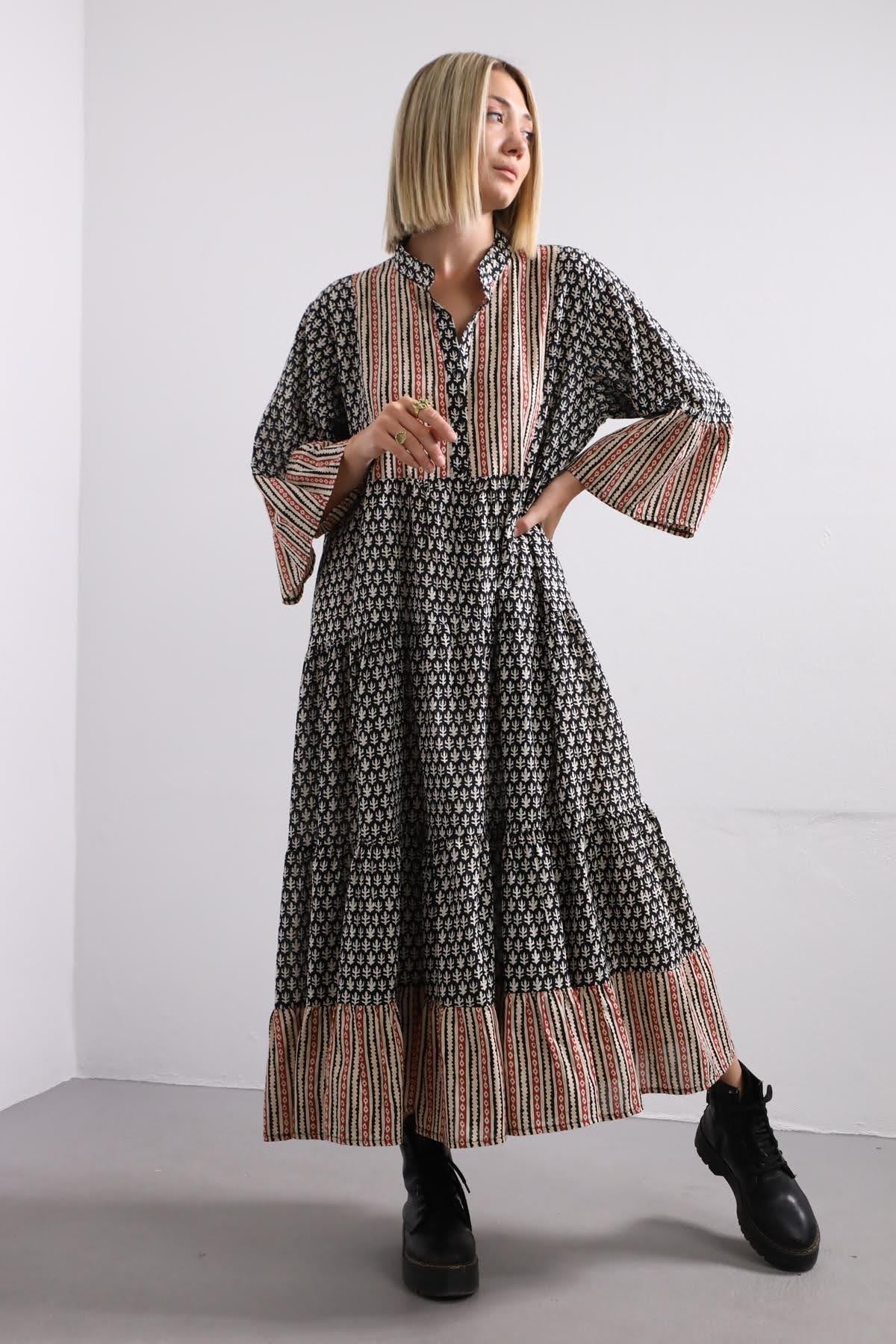 Siyah Desenli Garnili Elbise - Şaman Butik Siyah Desenli Garnili Elbise