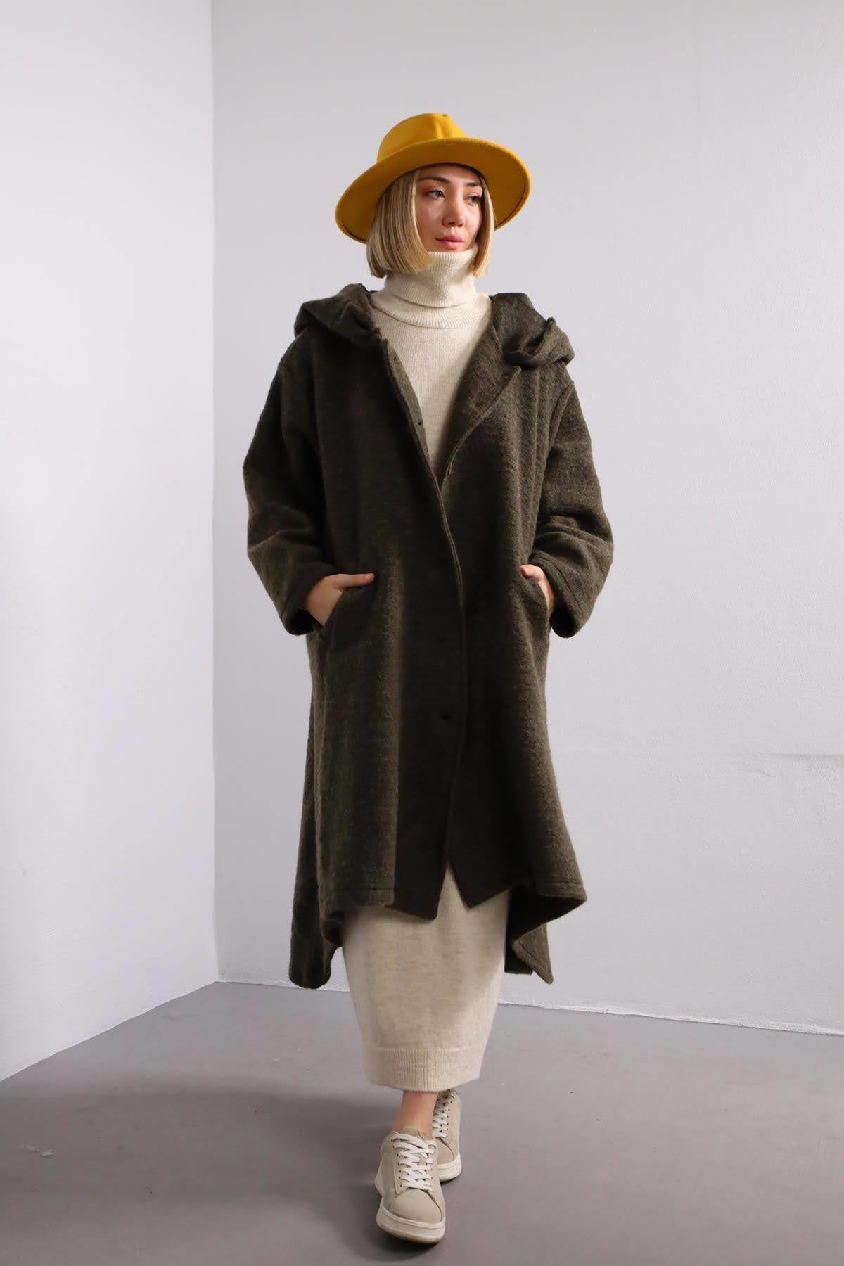 Haki Sırt Detaylı Kapüşonlu Keçe Kaban - Şaman Butik Haki Sırt Detaylı Kapüşonlu Keçe Kaban