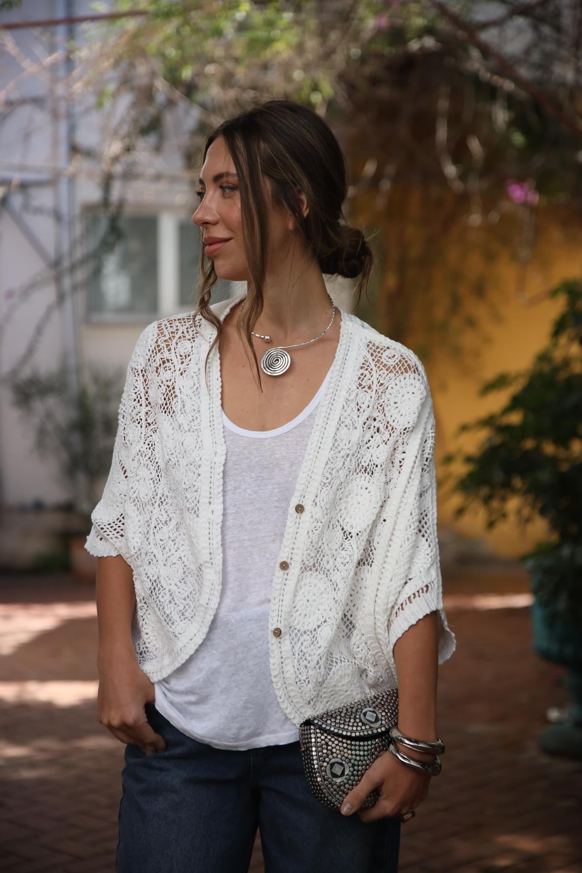 Beyaz Düğmeli Oval Kesim Dantel Hırka