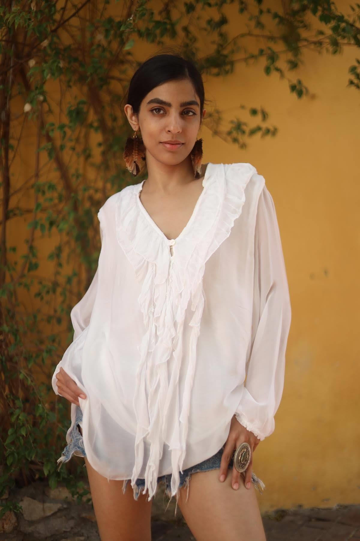 Beyaz Fırfırlı Tek Düğmeli İpek Bluz