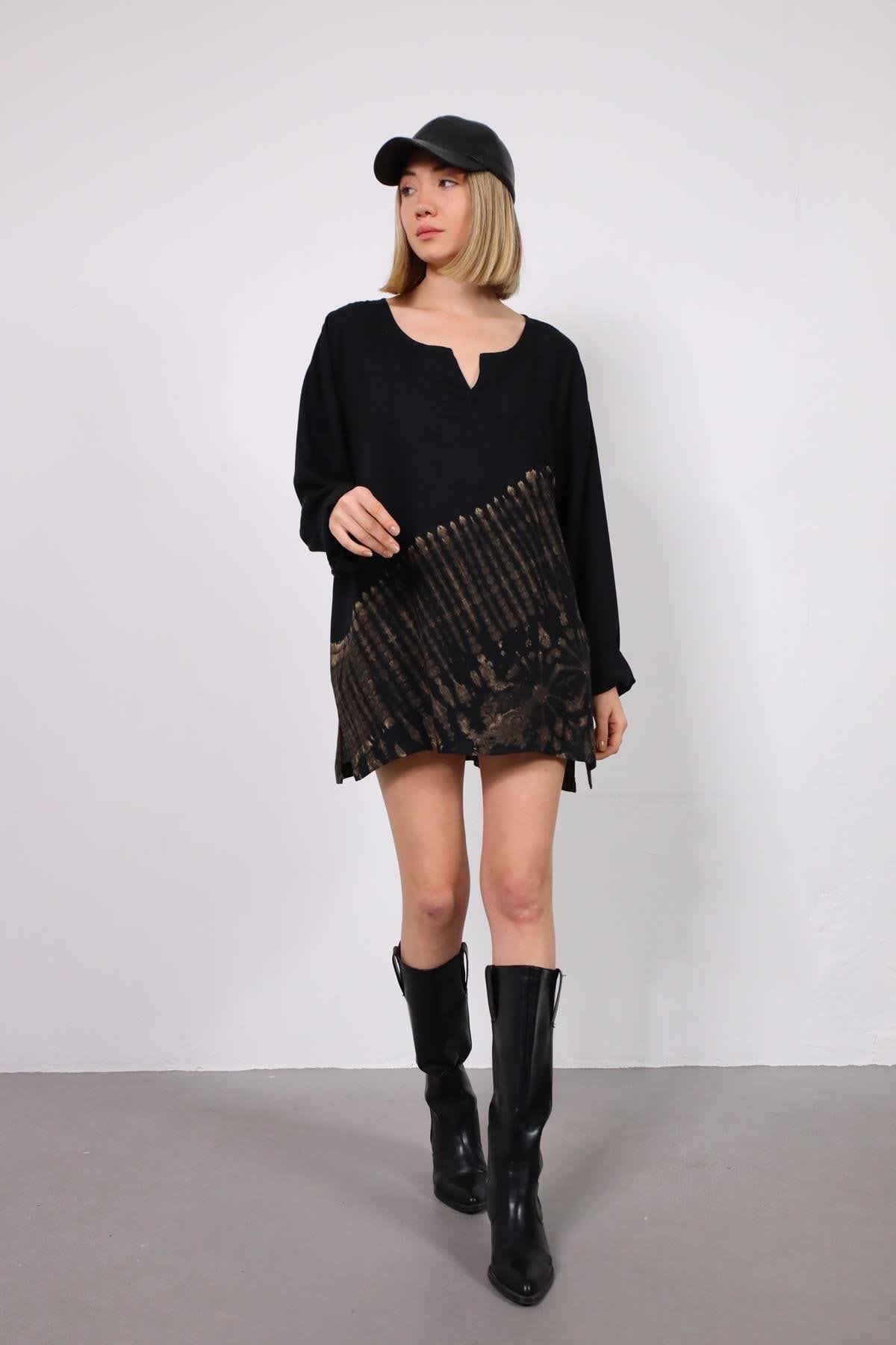 Siyah Yakası Kesik Batik Desenli Cepli Tunik - Şaman Butik Siyah Yakası Kesik Batik Desenli Cepli Tunik