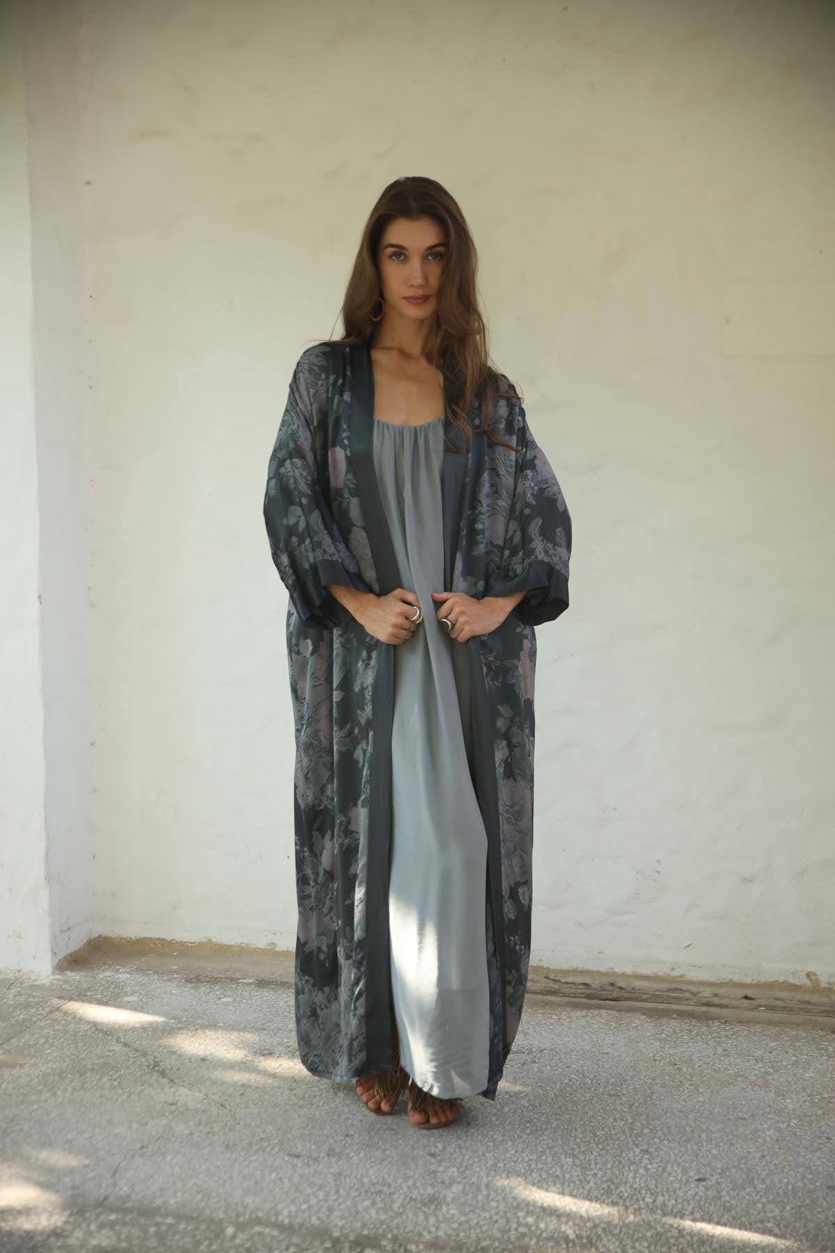 Antrasit Çiçek Desenli Saten Kimono