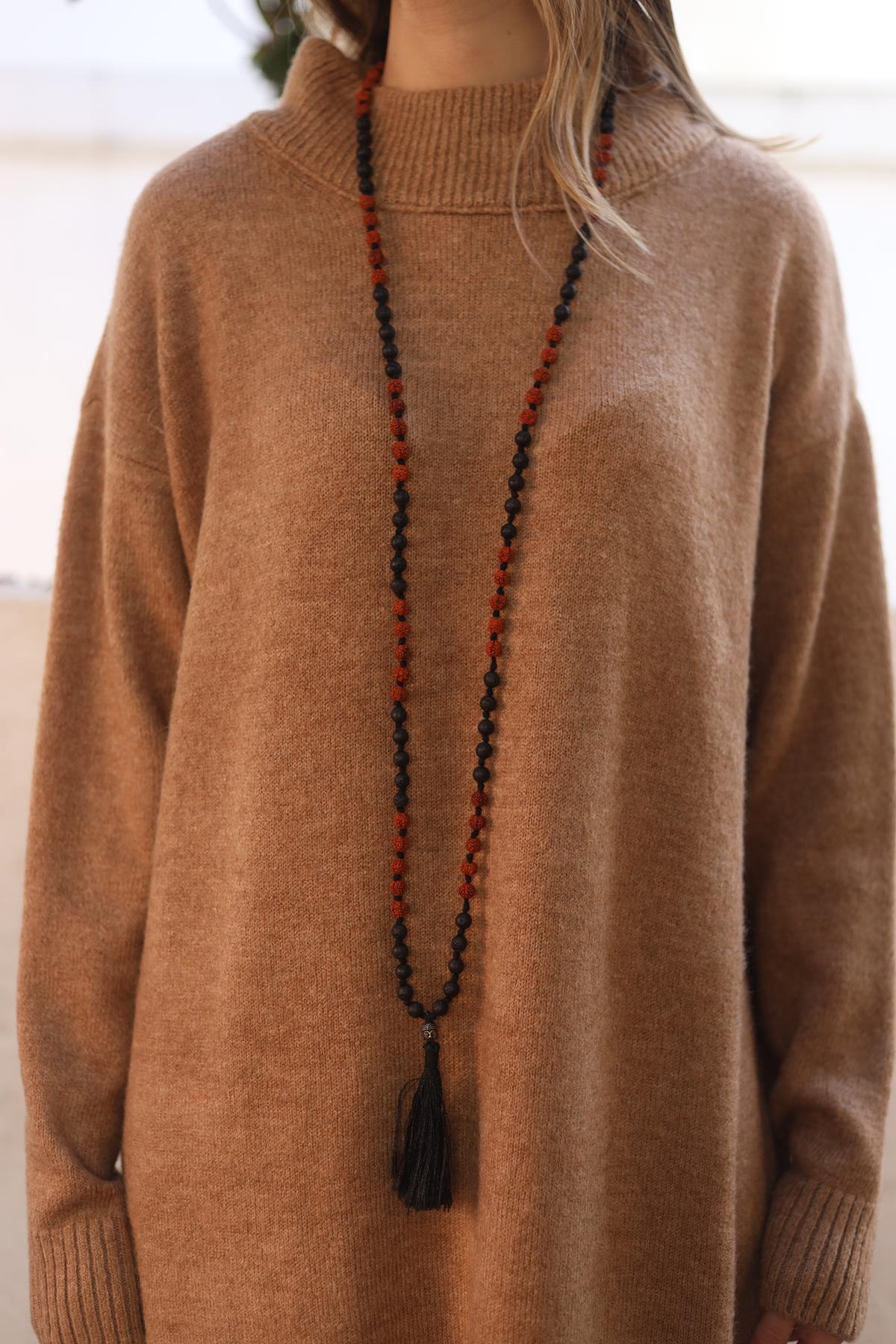 Siyah Püskül Detaylı Rudraksha Tohumlu Volkanik Taşlı Kolye