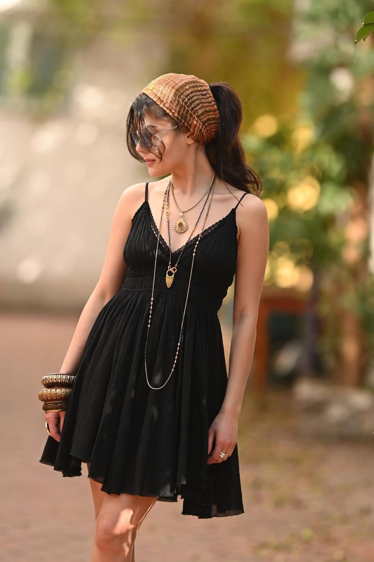 Siyah Dantel Detaylı Gipeli Askılı Mini Elbise