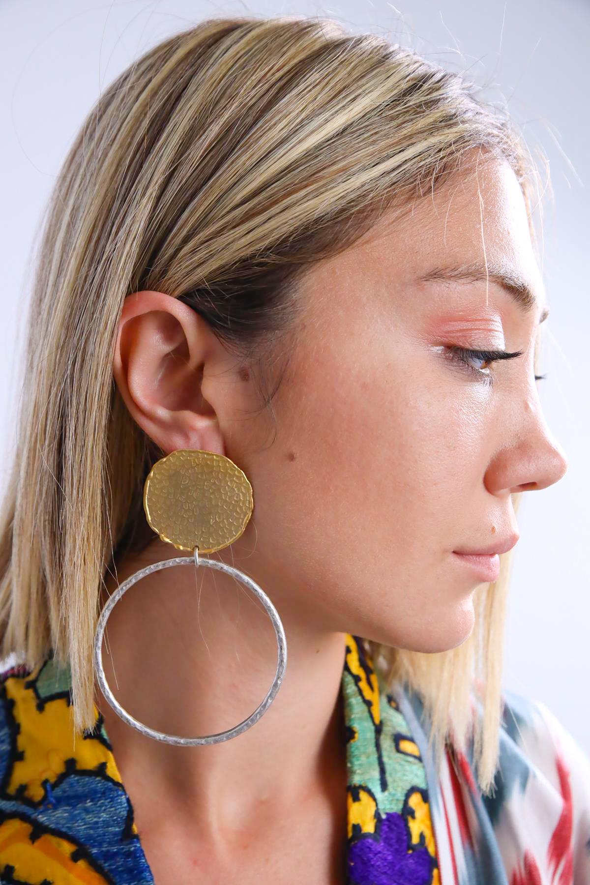 Dokulu Pirinç Parça Detaylı Halkalı Tasarım Kaplama Küpe - Şaman Butik Dokulu Pirinç Parça Detaylı Halkalı Tasarım Kaplama Küpe