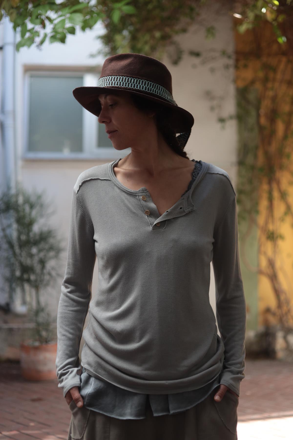 Gri Yakası Düğmeli Merserize